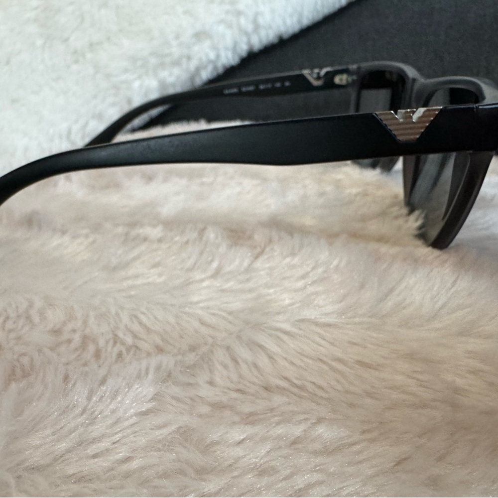 Stylish Black Sunglasses - Picture 3 of 4